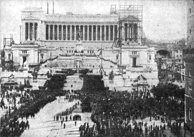 Des groupes de fascistes rassemblés près du monument à Victor-Emmanuel II à Rome en 1922.