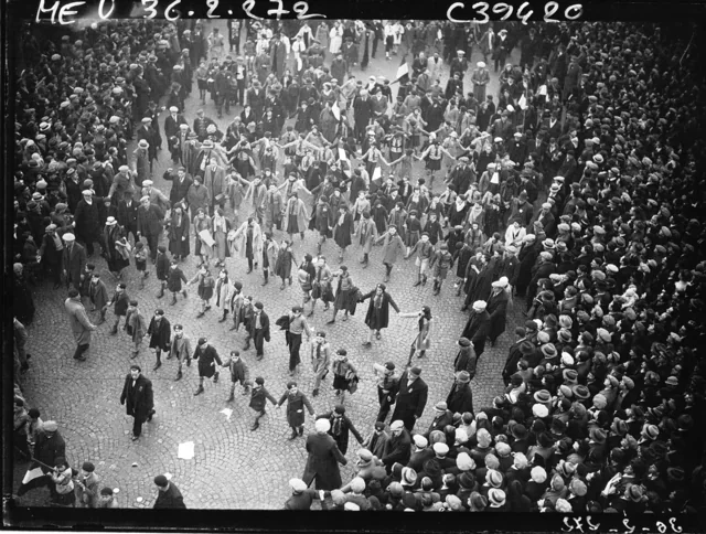 Une foule défile dans une rue lors d’un cortège du Front populaire, en février 1936.